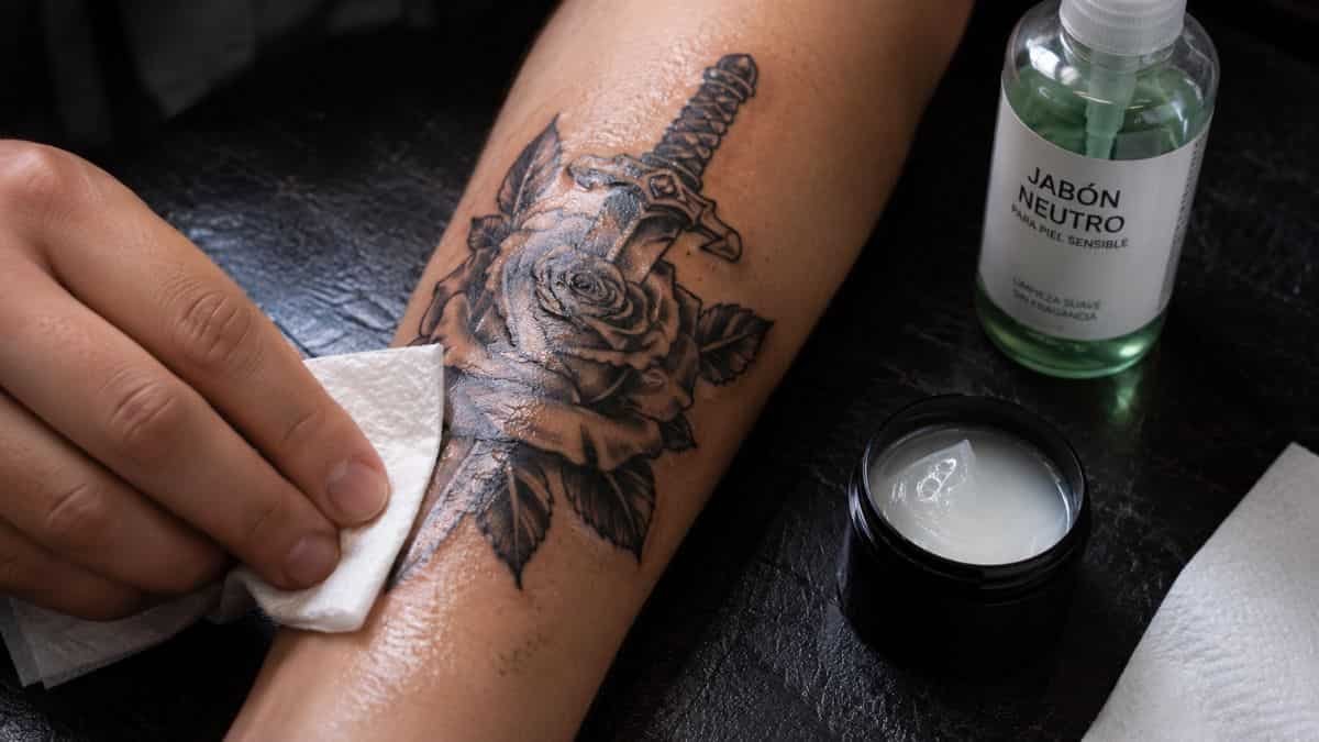 Cuidados de un tatuaje recién hecho aplicando pomada sobre la piel