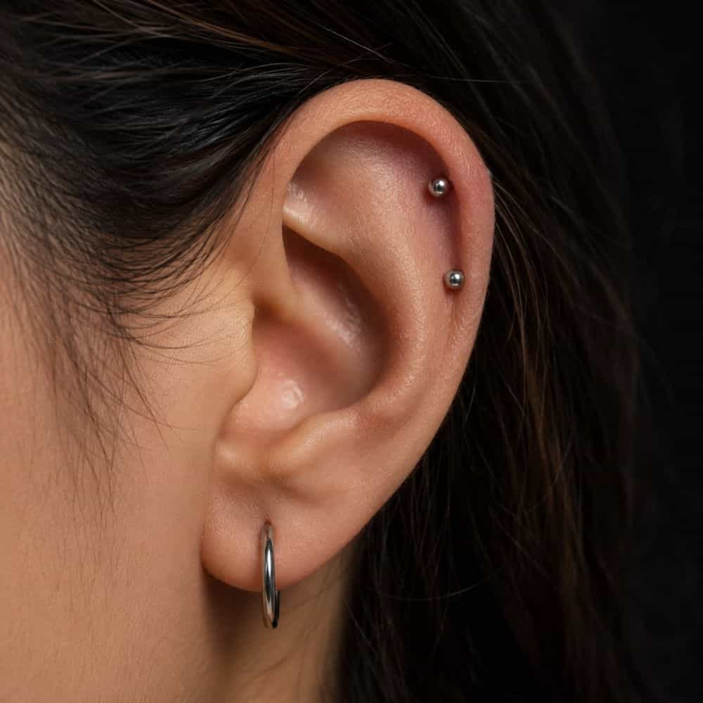 Perforación helix en la oreja con joyería de titanio ya cicatrizada
