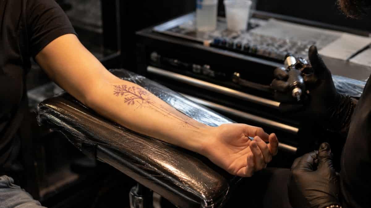 Persona joven a punto de hacerse su primer tatuaje en el estudio