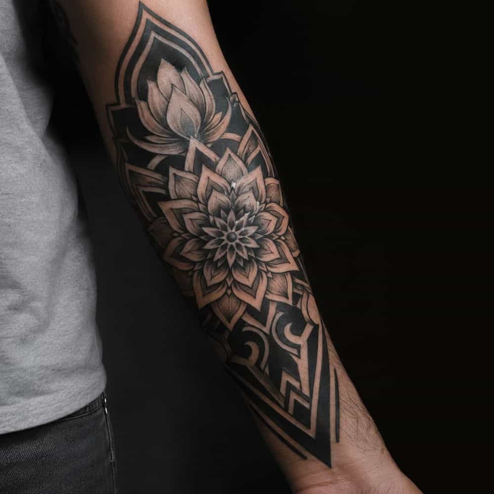 Tatuaje blackwork negro sólido cicatrizado en el antebrazo