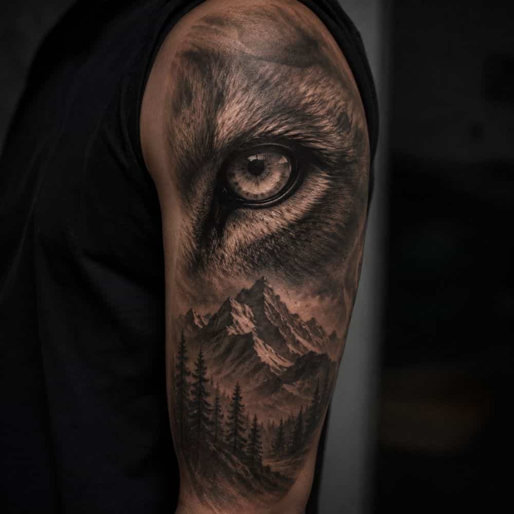 Tatuaje de realismo en blanco y negro con sombras suaves en el brazo